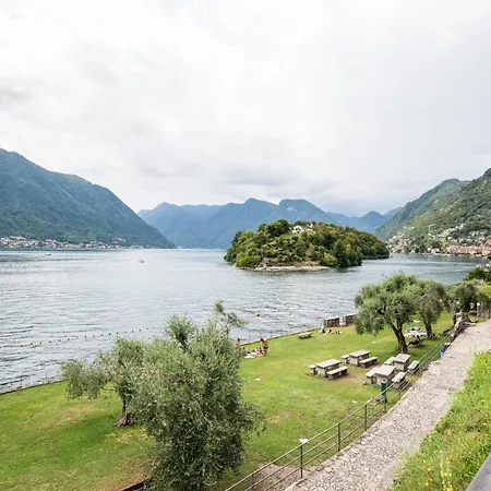 Guesthost - With Balcony & Parking! Daire Ossuccio