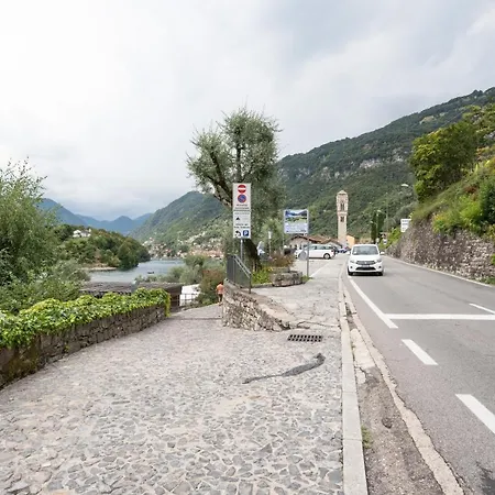 Guesthost - With Balcony & Parking! Daire Ossuccio