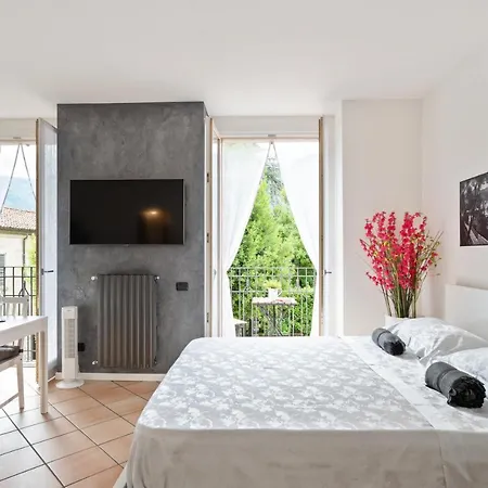 Guesthost - With Balcony & Parking! Daire