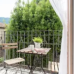 Guesthost - With Balcony & Parking!