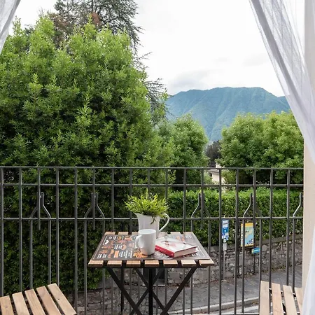 Guesthost - With Balcony & Parking! Apartman