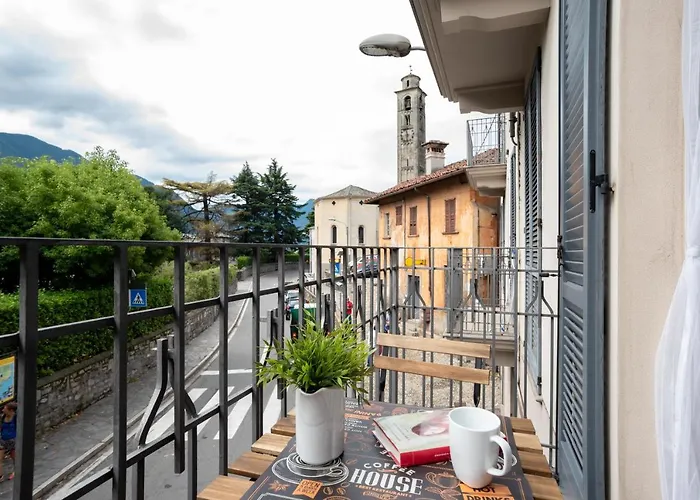 Guesthost - With Balcony & Parking! Daire *