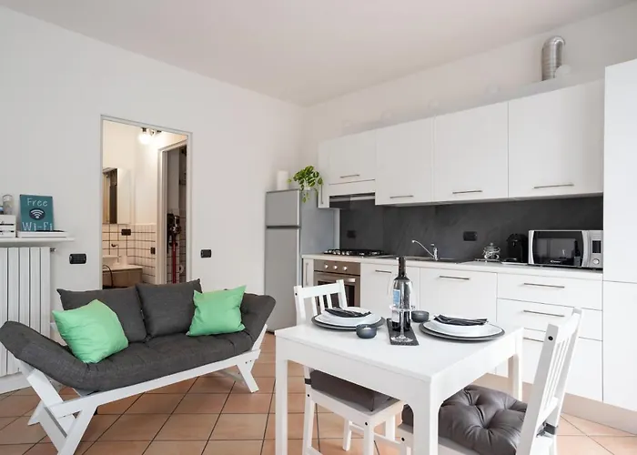 Guesthost - With Balcony & Parking! Daire
