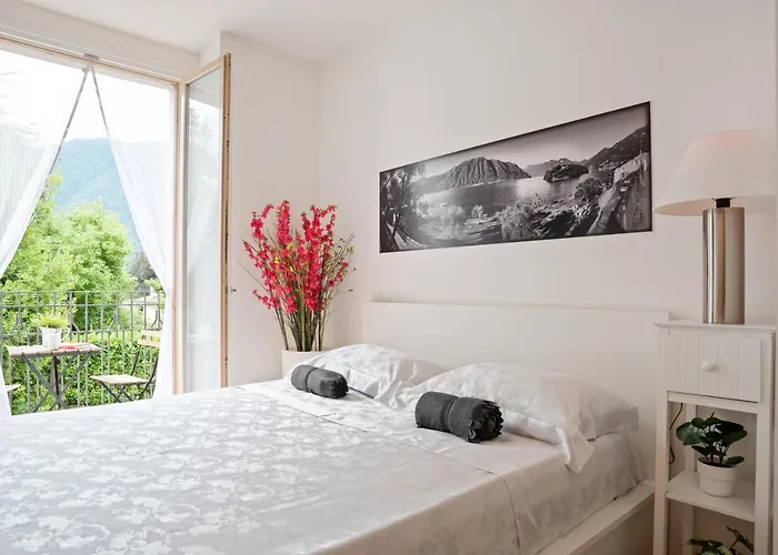 Daire Guesthost - With Balcony & Parking! Ossuccio