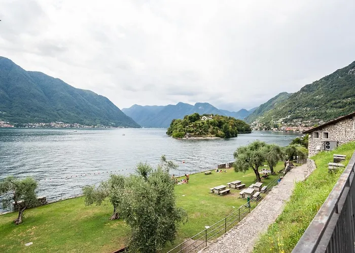 Guesthost - With Balcony & Parking! Daire Ossuccio