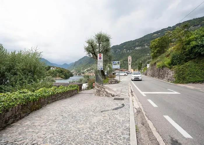 Guesthost - With Balcony & Parking! Daire Ossuccio