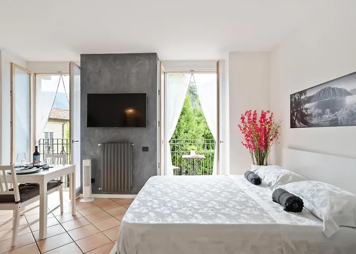 Guesthost - With Balcony & Parking! Daire