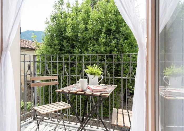 Guesthost - With Balcony & Parking!