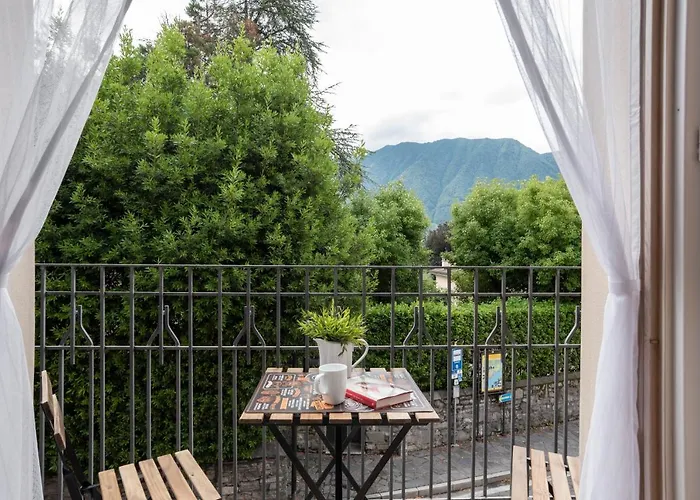 Guesthost - With Balcony & Parking! Daire